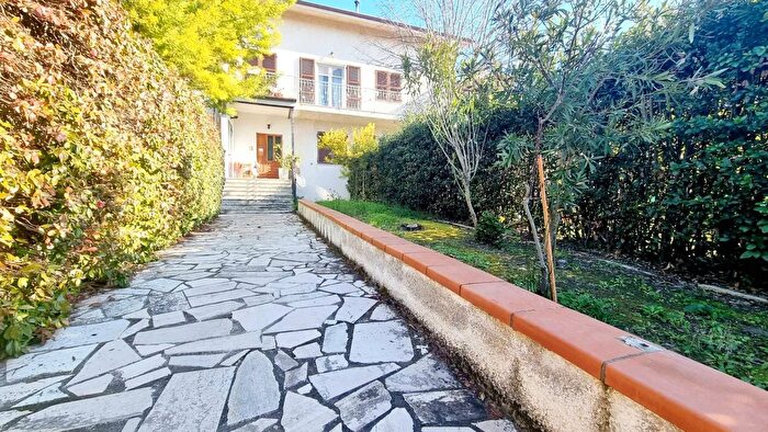 Casa con 5 locali in vendita in Camerano