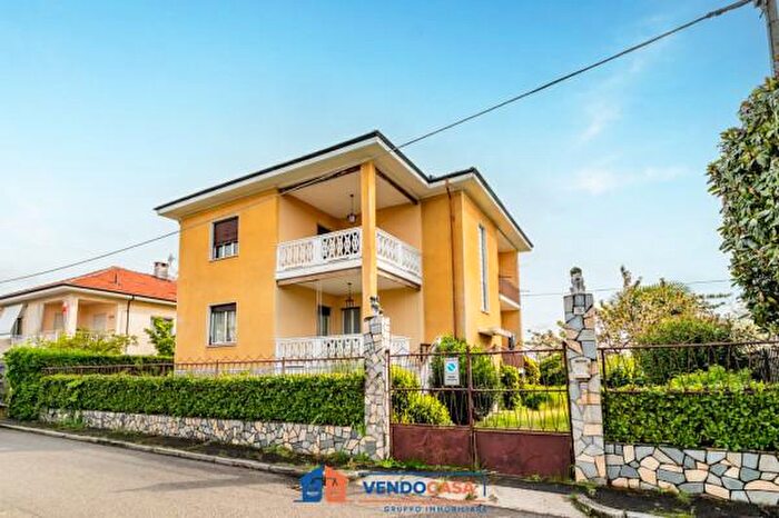 Casa con 6 locali in vendita in Via Francesco Petrarca, Pinerolo