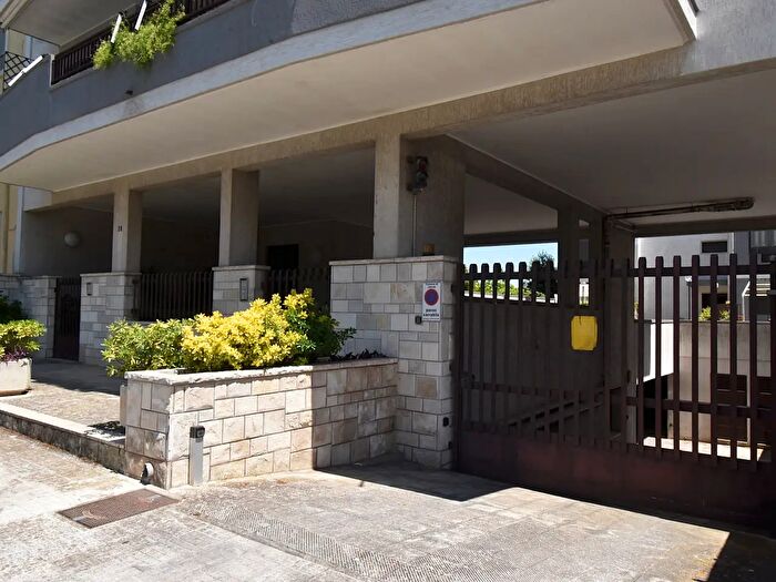 Appartamento con 8 locali in vendita in Via Lequile, Lecce