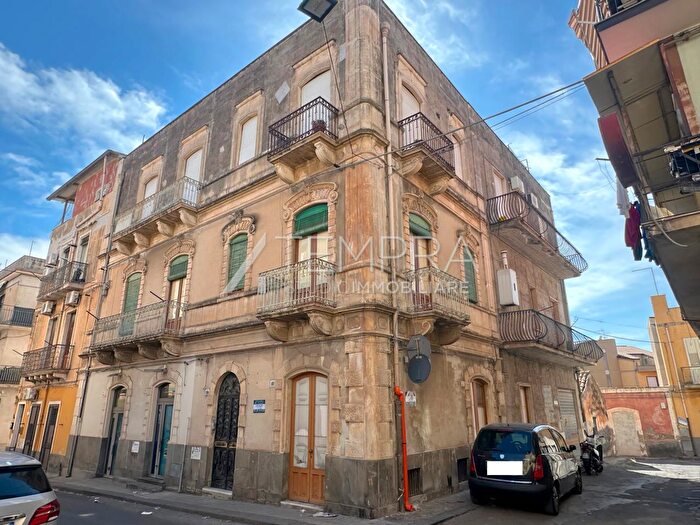 Casa con 17 locali in vendita in Via Inzerilli, Adrano