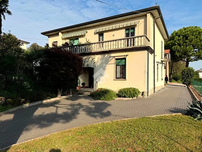 Casa quadrilocale in vendita in Via S Carlo, Casatenovo