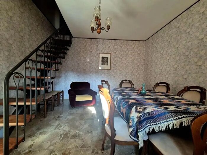 Casa con 7 locali in vendita in Farindola