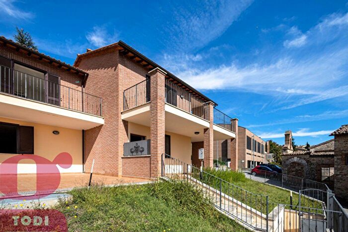 Casa con 5 locali in vendita in Via San Raffaele, Todi