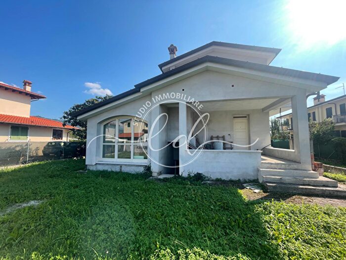 Casa con 7 locali in vendita in Camaiore