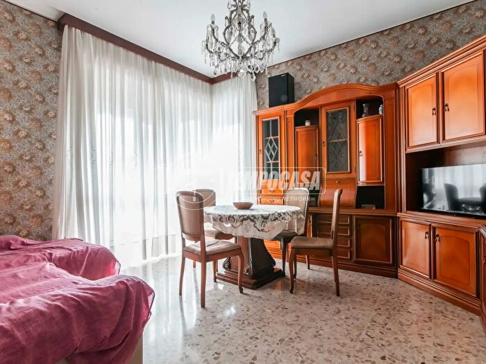 Appartamento trilocale in vendita in Via Genova, Marnate
