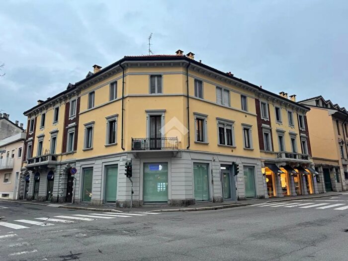 Appartamento quadrilocale in affitto in Via S Gottardo, Monza