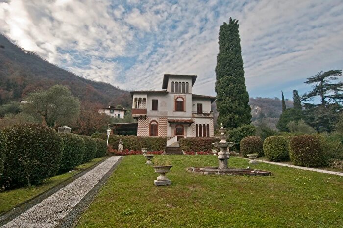Casa con 8 locali in vendita in Oliveto Lario