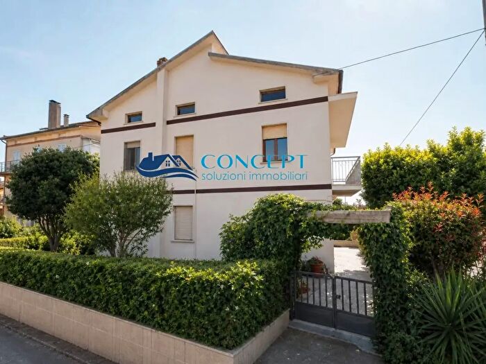 Casa con 8 locali in vendita in Via San Rocco Snc, Controguerra