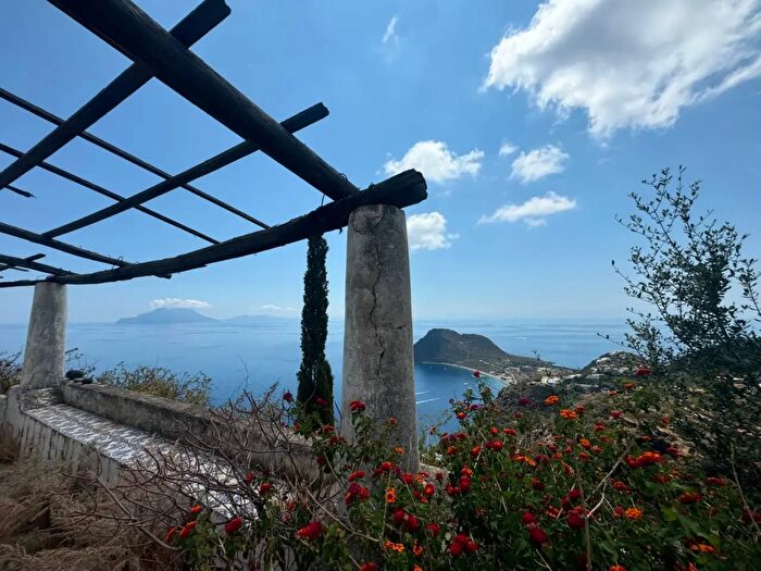 Casa bilocale in vendita in Via Serra di Rando Snc, Lipari