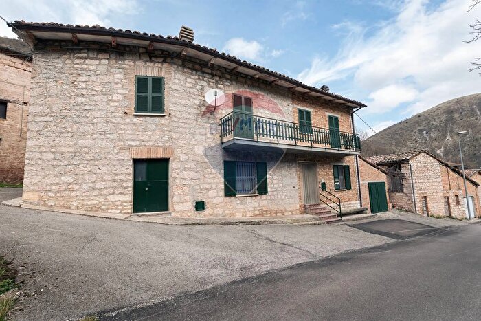 Casa con 6 locali in vendita in Strada del Caprile, Frontone