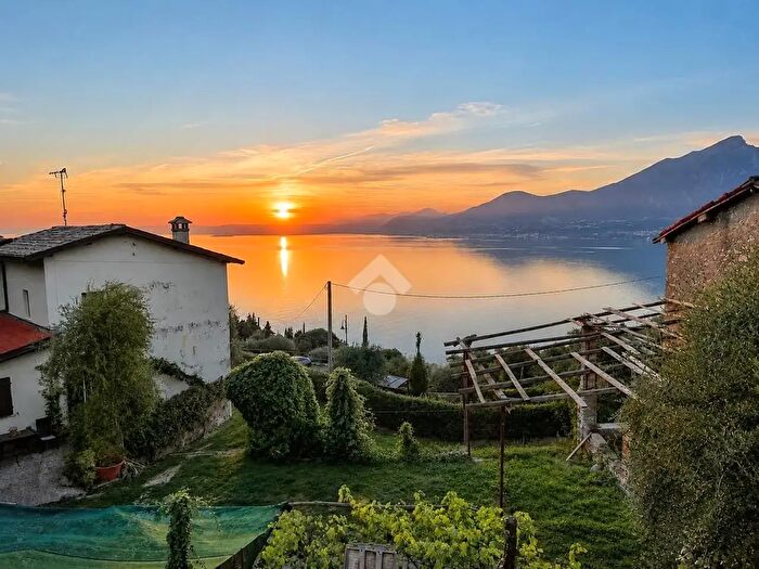 Casa quadrilocale in vendita in Via per Crero, Torri Del Benaco