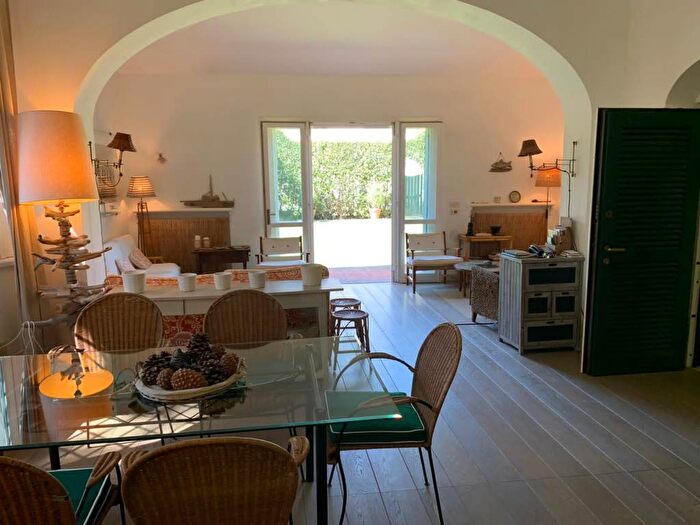 Casa con 6 locali in affitto in Via Fiume, Roma Imperiale, Forte dei Marmi