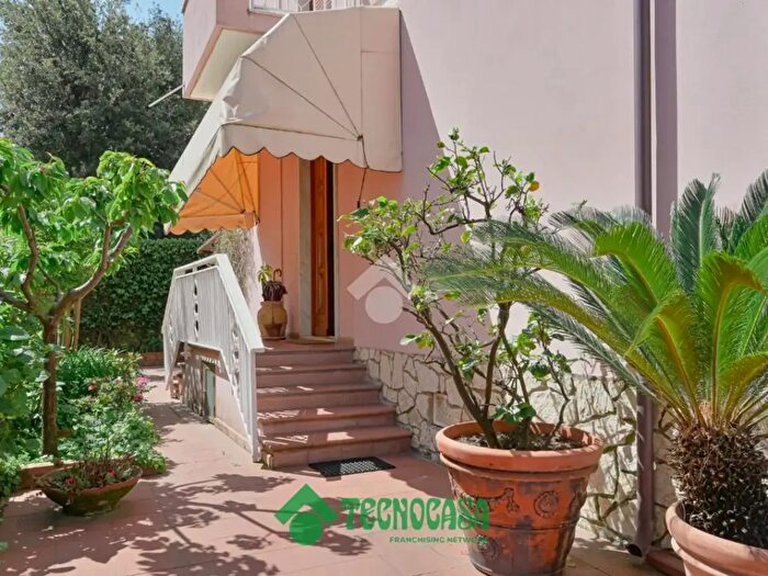 Casa con 7 locali in vendita in Via dei Mille, Carrara