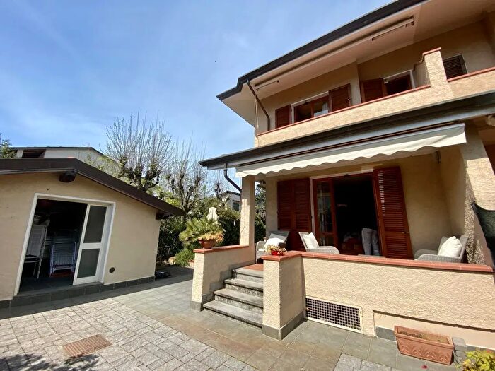 Casa con 6 locali in vendita in Via Duca dAosta, Pietrasanta