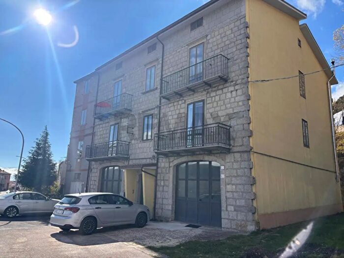 Appartamento quadrilocale in vendita in Via Monsignor Gasbarro, Castiglione Messer Marino