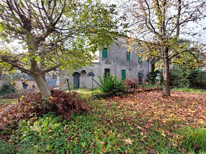 Casa con 6 locali in vendita in Lendinara