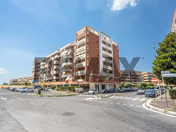 Appartamento trilocale in vendita in Via Marc Seguin, Roma
