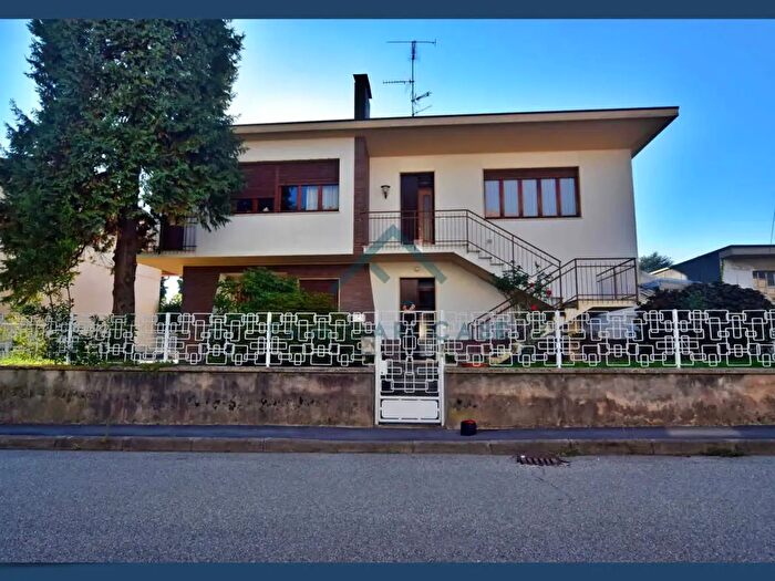 Casa con 5 locali in vendita in Via col di Lana, Albizzate
