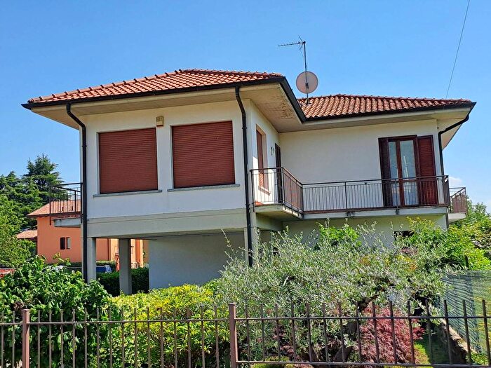 Casa con 5 locali in affitto in Via Saruggia, Albavilla