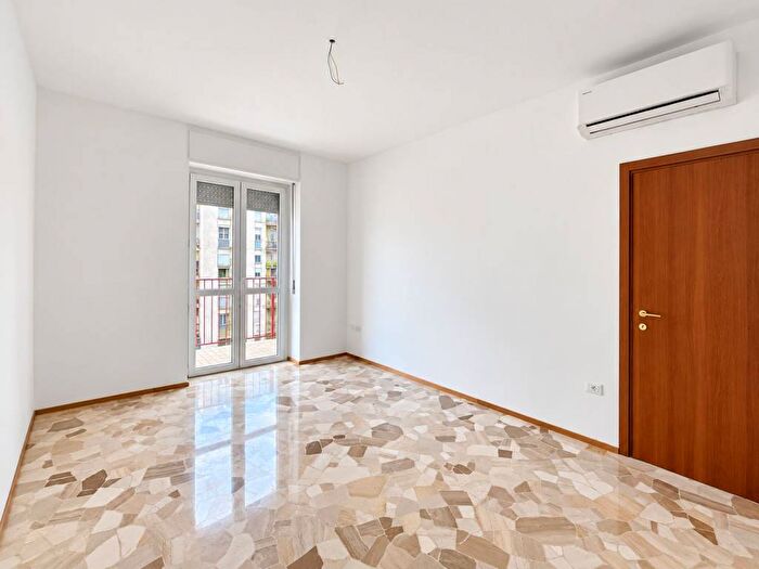 Appartamento trilocale in affitto in Via Germana De Stael, Dergano, Milano