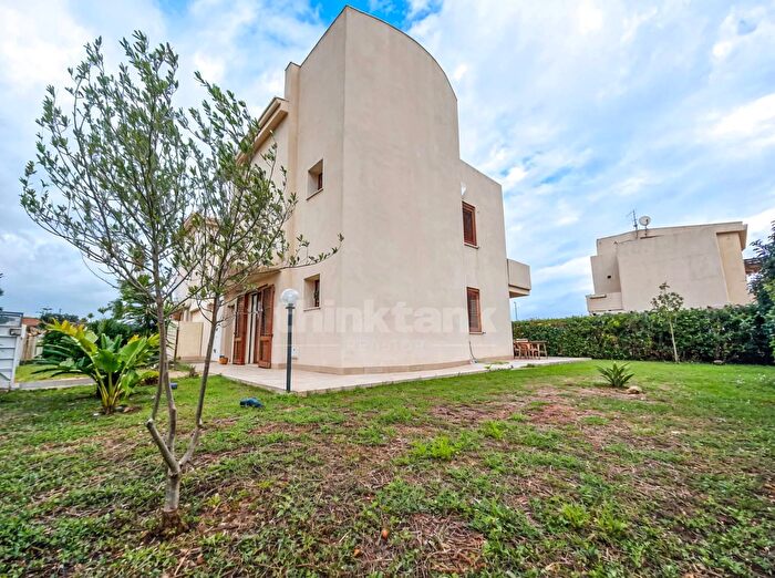 Casa con 6 locali in vendita in Via del Pellicano Snc, Siracusa