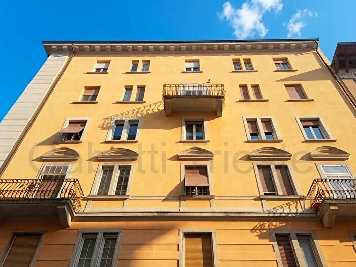 Appartamento trilocale in vendita in Via Petronio, Trieste