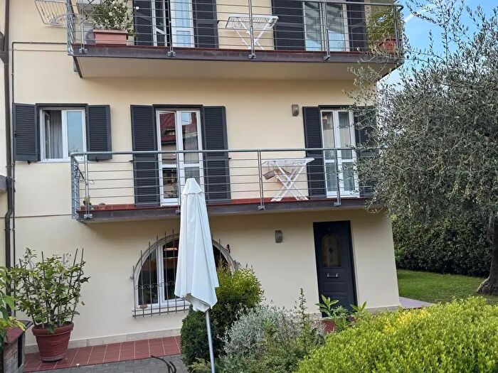 Casa con 6 locali in vendita in Massa