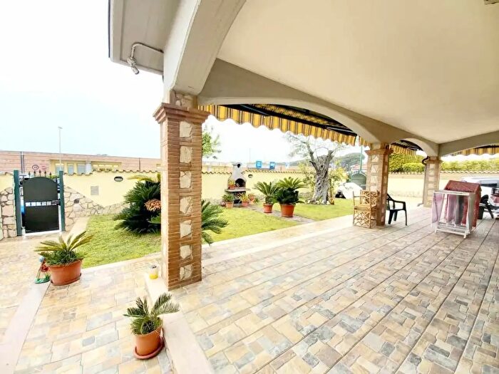 Casa con 8 locali in vendita in Anzio