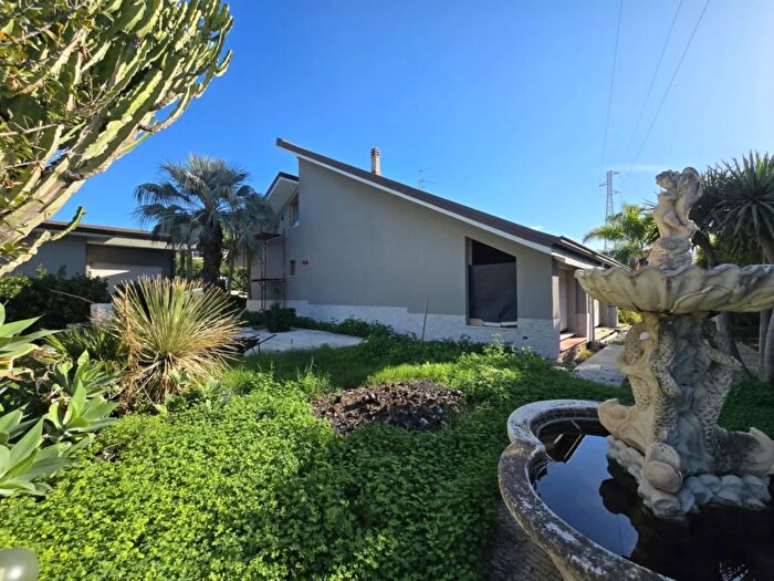 Casa con 7 locali in vendita in Reggio Calabria