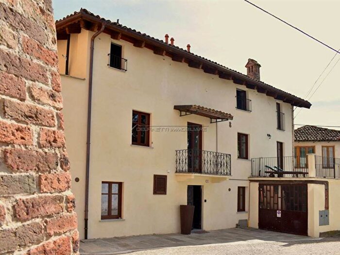 Appartamento quadrilocale in affitto in Via Cavour, Centro, Castiglione Falletto