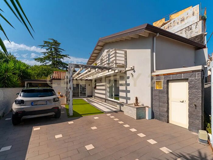 Casa quadrilocale in vendita in Via Immacolata, Catania