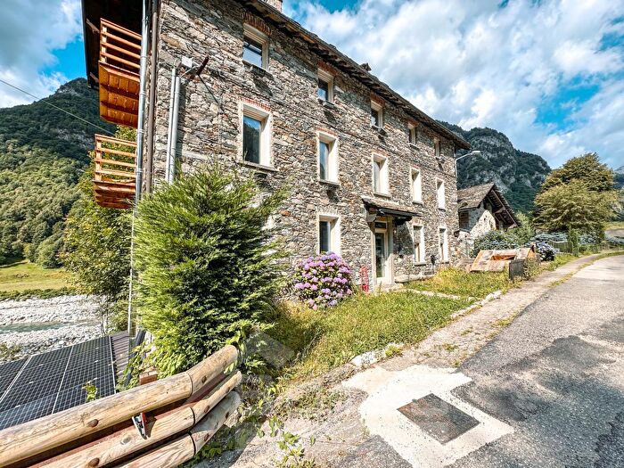 Casa con 10 locali in vendita in Via Camproso, Campertogno