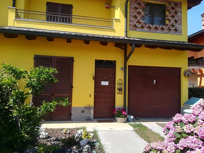 Casa quadrilocale in vendita in Via Papa Giovanni Paolo II Massalengo, Massalengo