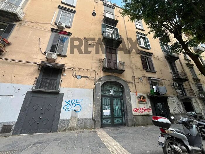 Appartamento trilocale in vendita in Via Foria, Napoli