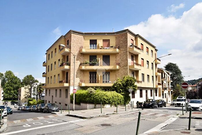 Appartamento quadrilocale in vendita in Via Lomellina, Torino