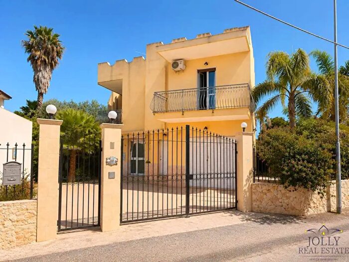 Casa con 8 locali in vendita in Via Lido Sacramento, Siracusa