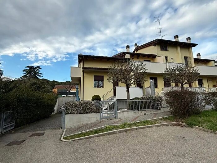 Casa con 5 locali in vendita in Imola