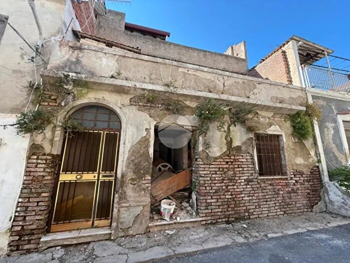 Casa con 6 locali in vendita in Fondo Sterio, Messina