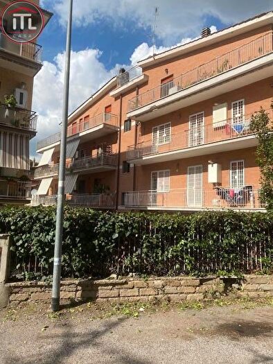 Appartamento trilocale in vendita in Via Olmo Gentile, Roma