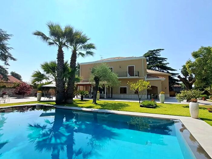 Casa con 12 locali in vendita in San Giovanni La Punta