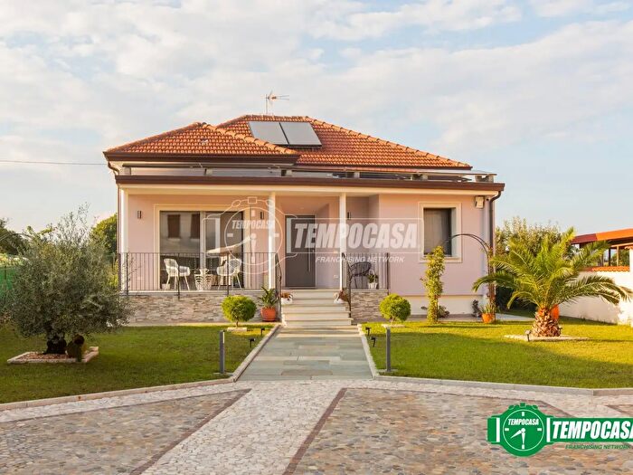 Casa trilocale in vendita in Piazza Martiri della Libertà, Oleggio