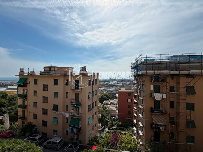 Appartamento trilocale in vendita in Via Lodovico Calda, Genova