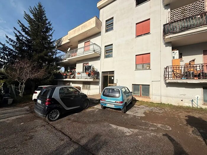 Appartamento trilocale in vendita in Via Roghudi, Roma