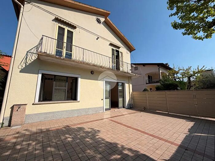 Casa con 6 locali in vendita in Via Cavour, Valeggio Sul Mincio
