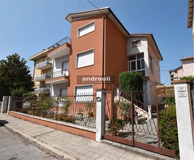 Casa con 13 locali in vendita in Chiaravalle