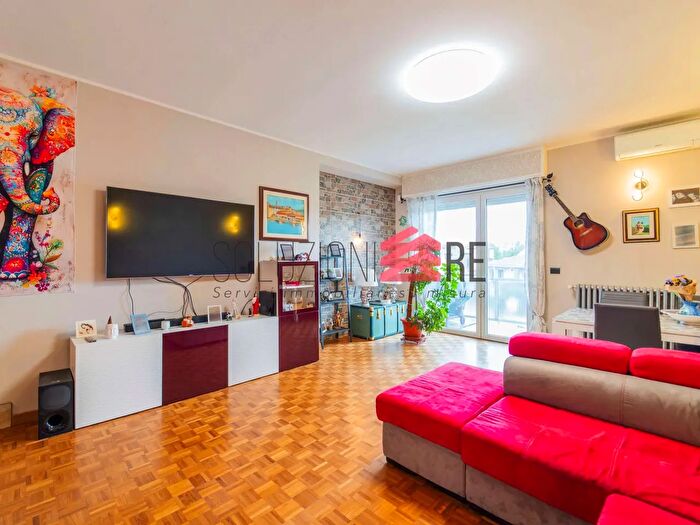 Appartamento quadrilocale in vendita in Via Genova, Novara