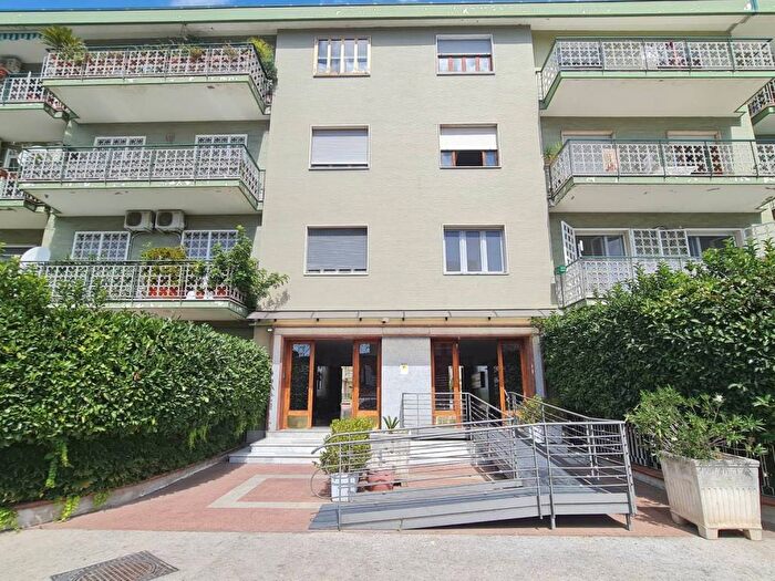 Appartamento quadrilocale in affitto in Via Michele Pietravalle, Zona Ospedaliera, Napoli