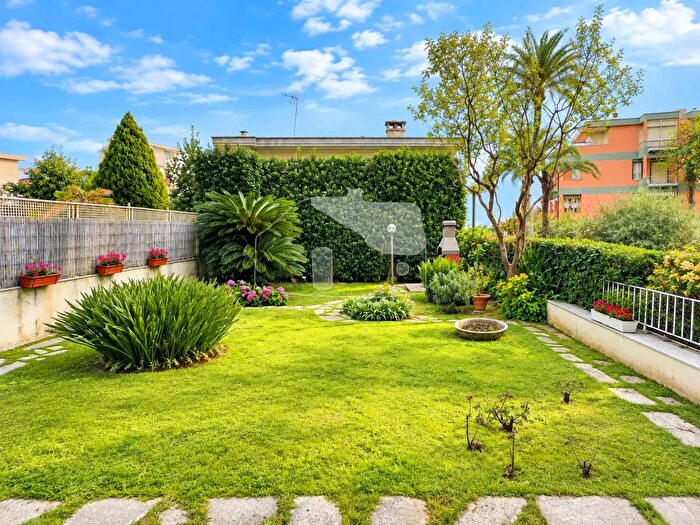 Appartamento con 5 locali in vendita in Via Roccasterone, Sanremo