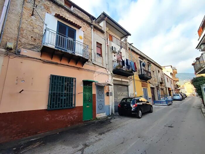 Appartamento trilocale in vendita in Via Cruillas, Palermo