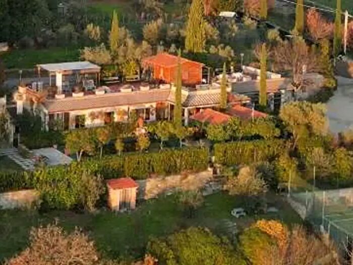 Casa con 7 locali in vendita in Via Monte Bitorno, Magione